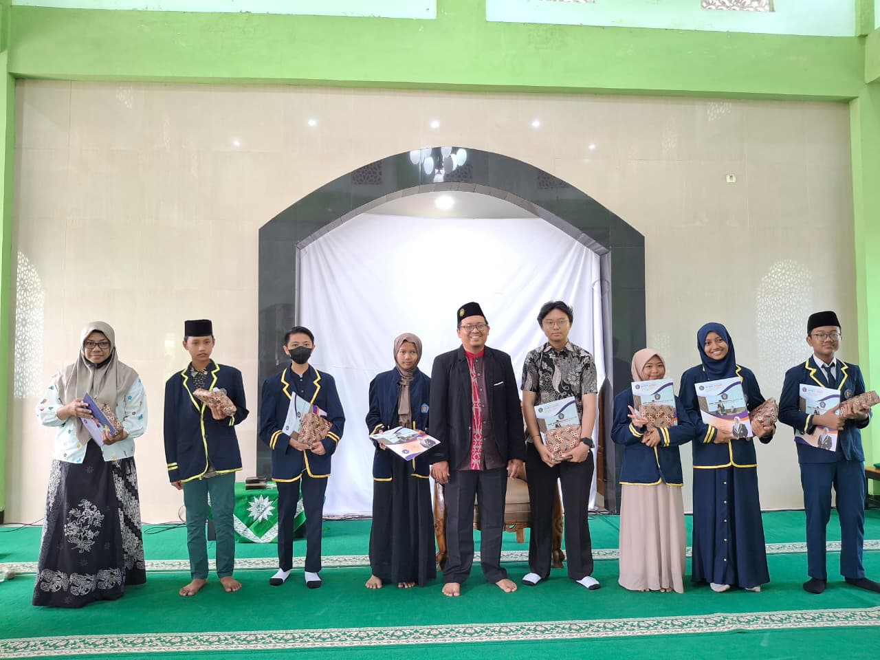 Tutup Semester Gasal, SMP Muhammadiyah 2 Depok Berikan Penghargaan Karakter Siswa dan Gelar Pengajian Bersama Tokoh UGM Tutup Semester Gasal, SMP Muhammadiyah 2 Depok Berikan Penghargaan Karakter Siswa dan Gelar Pengajian Bersama Tokoh UGM